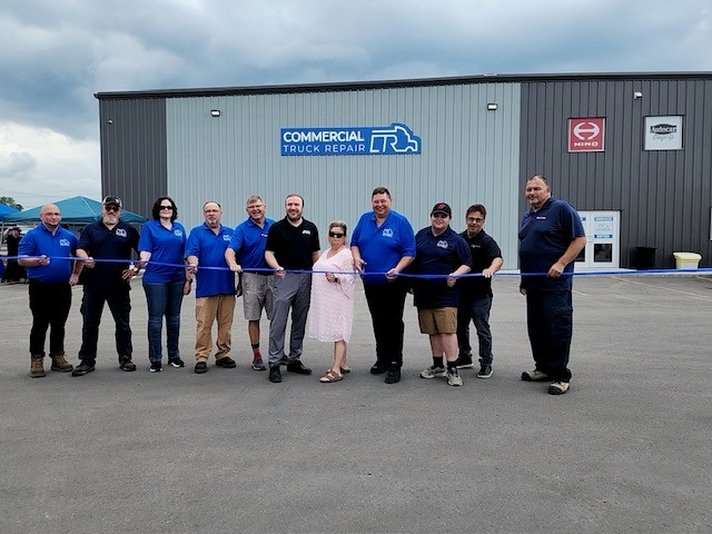 Commercial Truck Repair held a ribbon cutting ceremony with Member of Parliament for Stormont-Dundas-South Glengarry, Eric Duncan, along with members of its team. (Photo: Supplied) 剪彩照片