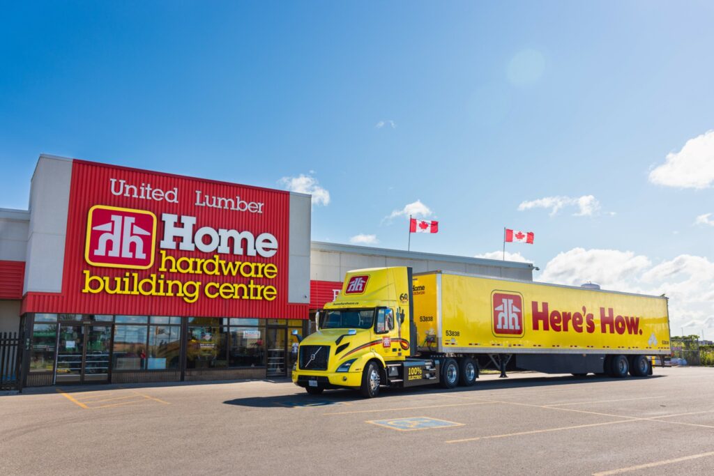 Home Hardware 电动卡车在商店前