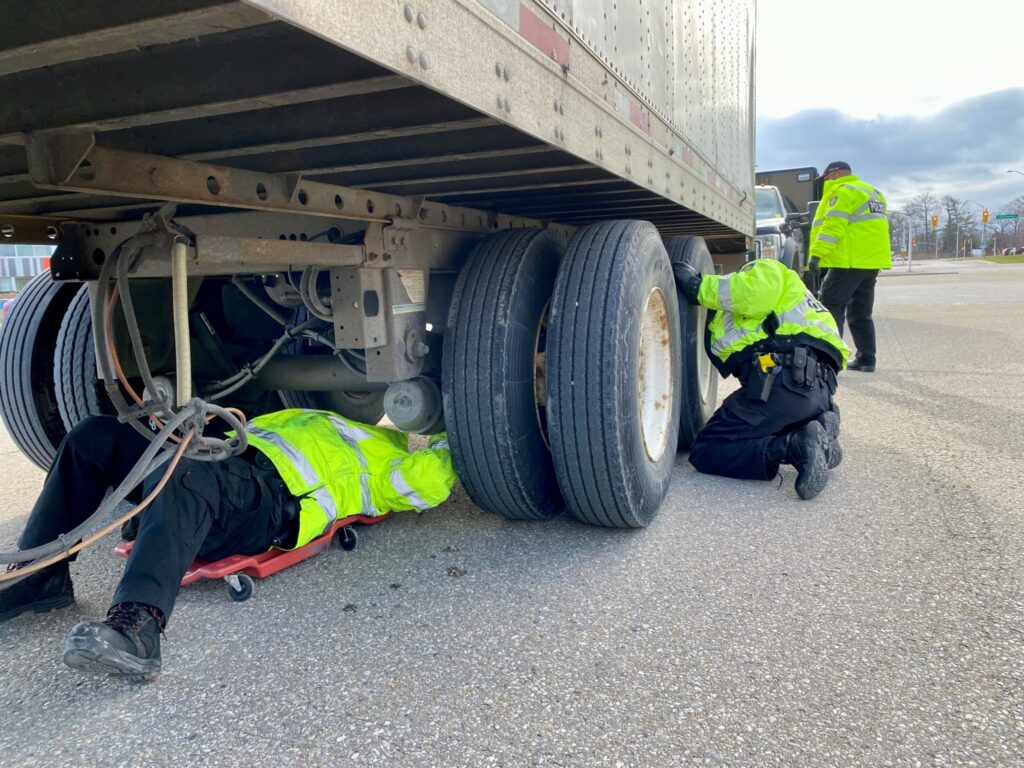 警察检查一辆卡车