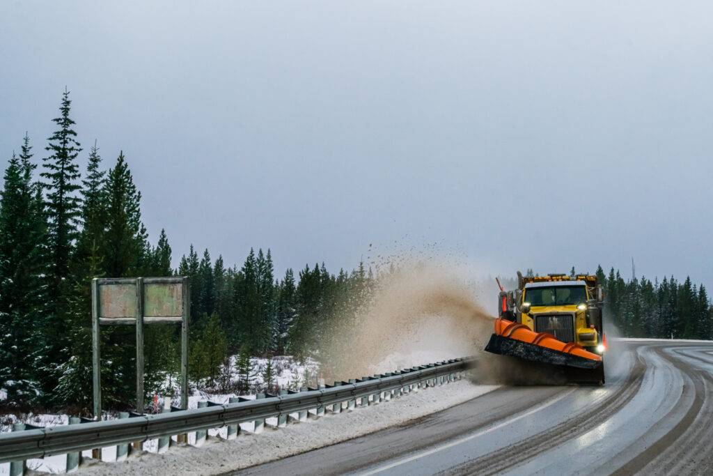 高速公路上的除雪车