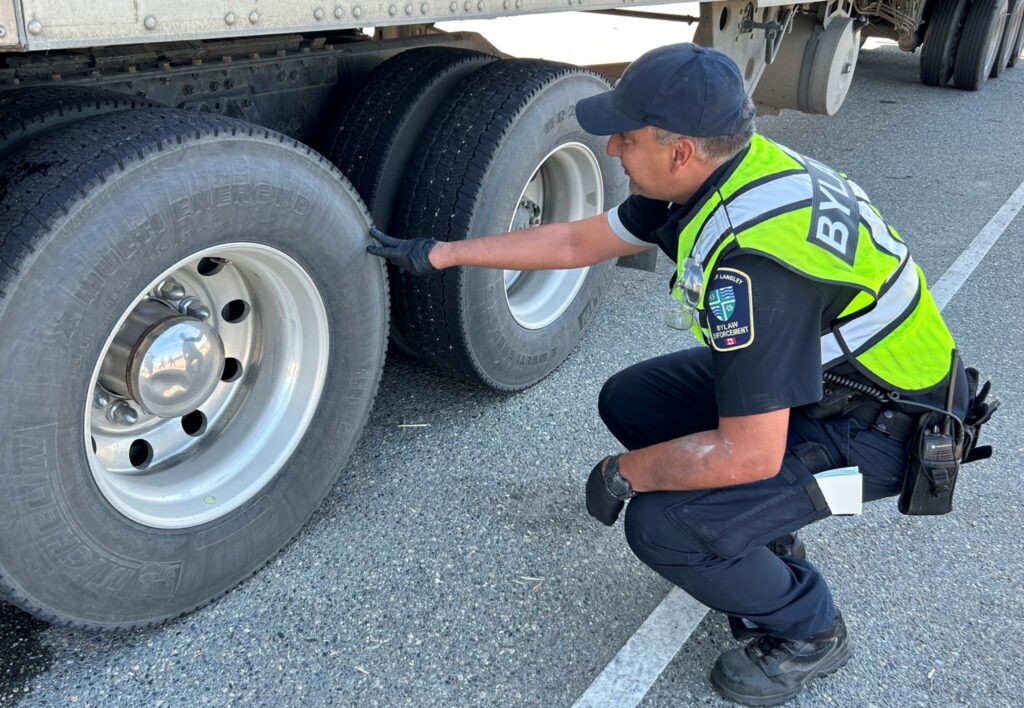 (Photo: Township of Langley) 检查员正在检查卡车轮胎
