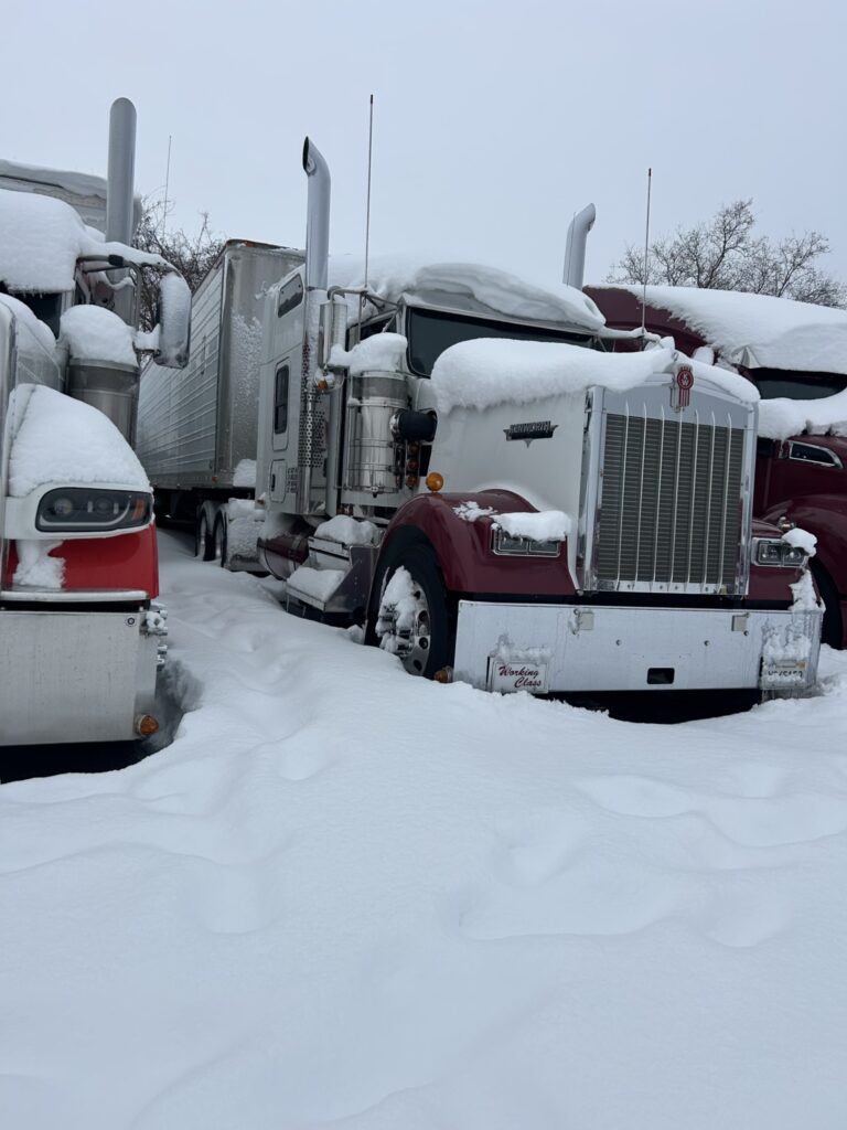 雪中的卡车照片