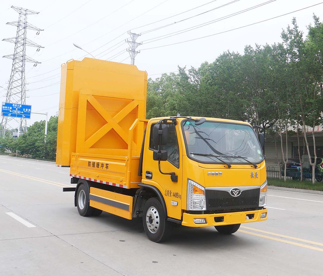 华通 5.6米 防撞缓冲车 (HCQ5048TFZZZ6CS)